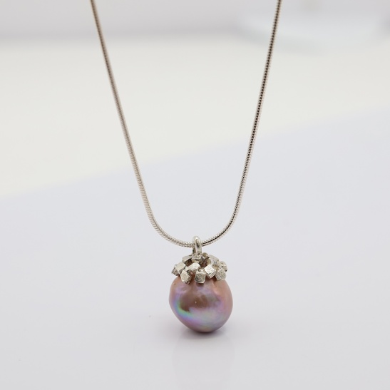 blokjes_blokjes_hanger_met_paarse_luxe_edison_parel