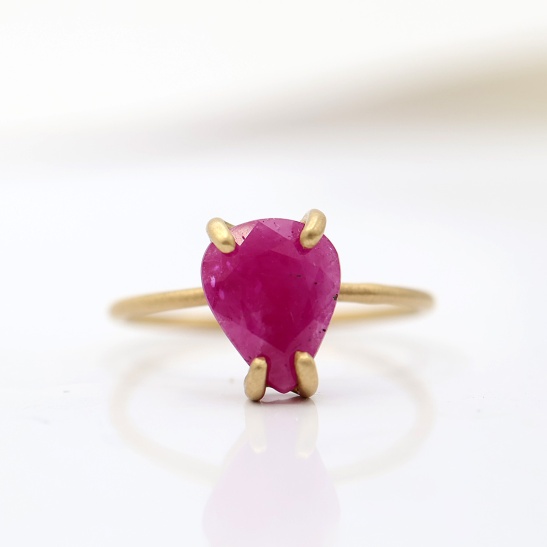 candy-5_geelgouden_ring_met_roze_steen_robijn_in_chaton_zetting