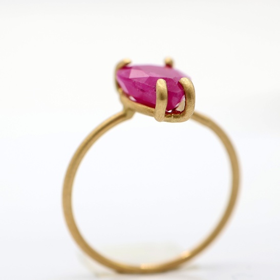 candy-5_gouden_matte_smalle_ronde_ring_met_roze_steen_in_chaton_zetting_met_pootjes