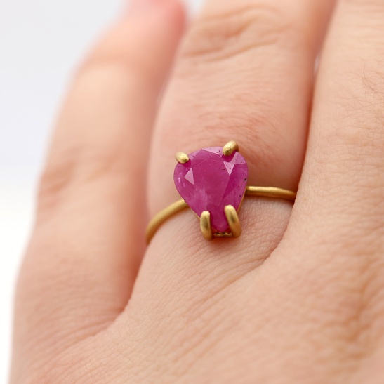 candy-5_matte_geelgouden_ring_met_roze_robijn