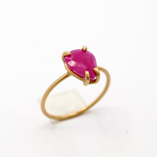 candy-5_matte_ring_goud_met_roze_steeen_in_chaton_zetting