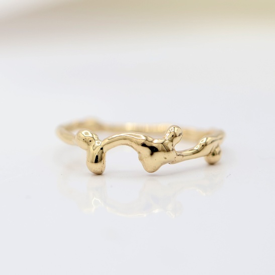 cleo_geelgouden_organische_grillige_ring_handgemaakt_in_eigen_atelier_in_arnhem_centrum