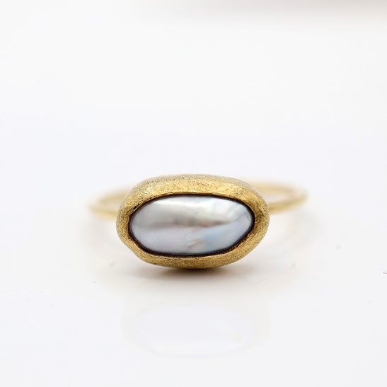 coby_gematteerde_ring_geelgoud_met_blauwgrijze_parel