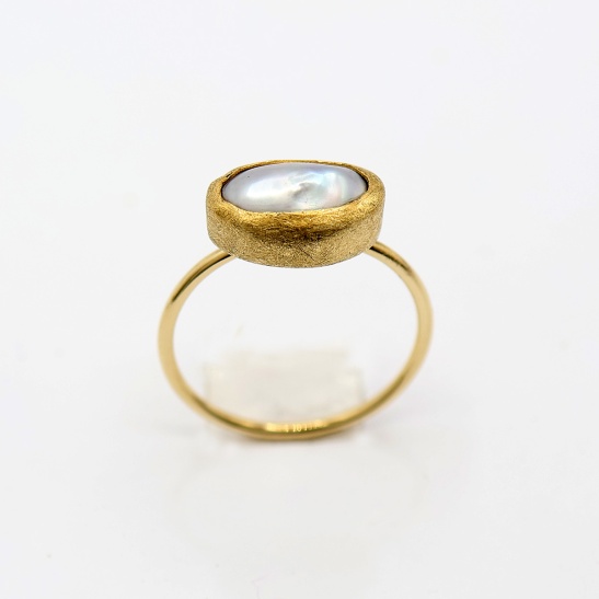 coby_handgemaakte_geelgouden_strakke_ring_met_matte_afwerking