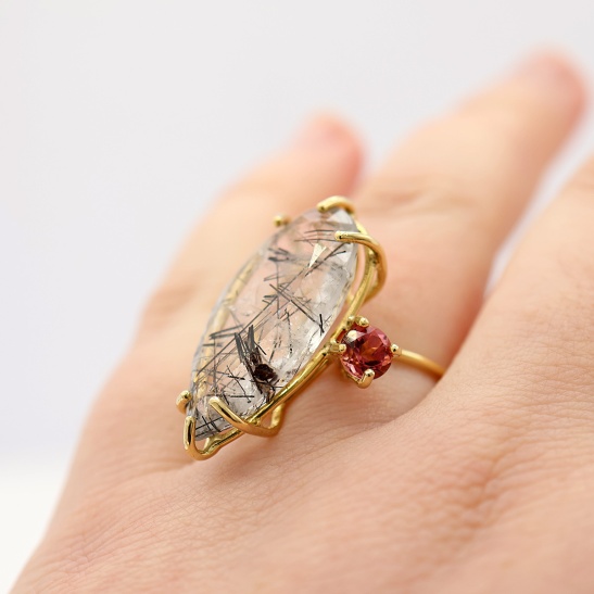 densey_geelgouden_ring_met_toermalijn_roze_en_grote_rutielkwarts_steen