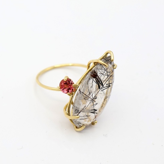 densey_ring_met_edelstenen_handgemaakt_roze_toermalijn_en_doorzichtige_rutielkwarts_met_zwarte_streepjes