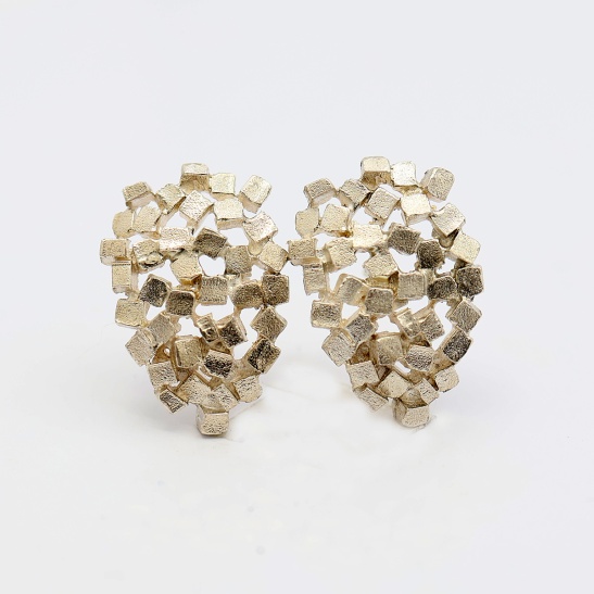 dion_zilveren_oorbellen_met_allemaal_kleine_blokjes_aan_elkaar_zilveren_sieraden_in_oplage_gemaakt_van_bytess