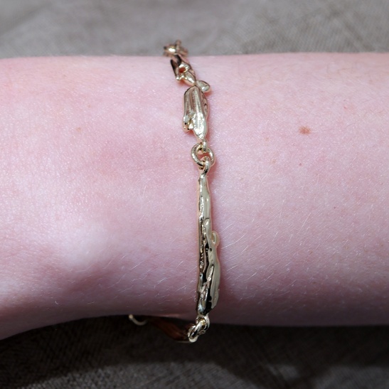 freya_gouden_armband_luxe_gouden_sieraden_dames_14_karaat_gouden_armband_grillige_schakels_organische_armband_handmade_women