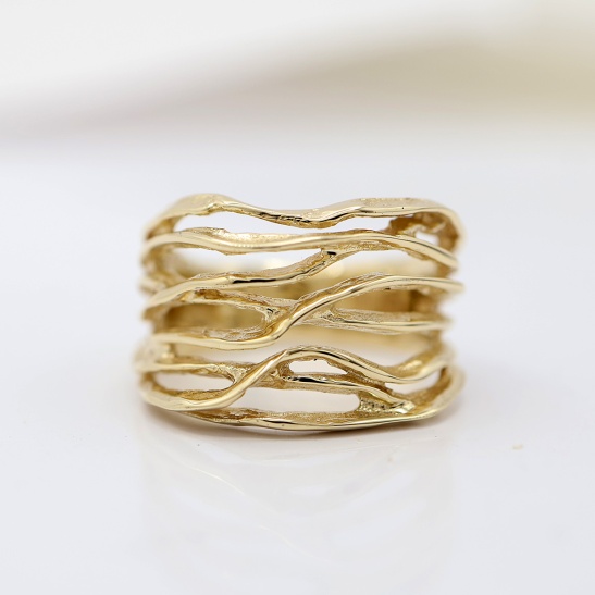 jolijn_geelgouden_golvende_bandjes_ring_grillige_stijl