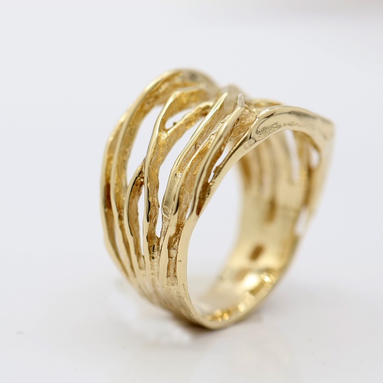 jolijn_organische_geelgouden_ring_met_grillige_bandjes_brede_ring