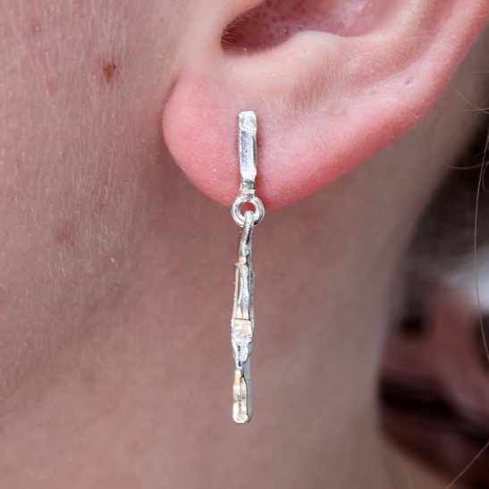 lilius_zilveren_bungelende_oorbellen_recht_staafje_met_bewerking_earrings_silver_women