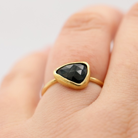 maddie_donkergroene_saffier_in_geelgouden_ring_met_matte_zetkast