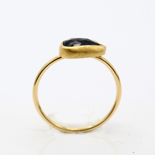 maddie_gladde_smalle_ring_met_matte_zetkast_en_donkere_steen