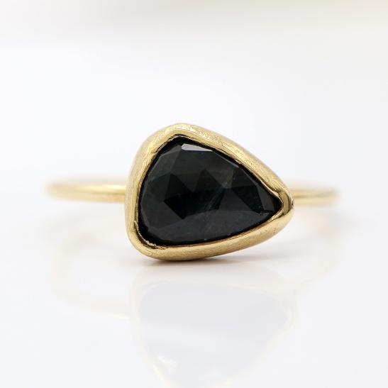 maddie_groene_ovale_saffier_in_handgemaakte_ring_goud