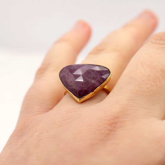 perscha-r4_handgemaakte_gouden_ring_met_grote_paarse_saffier_1330232853