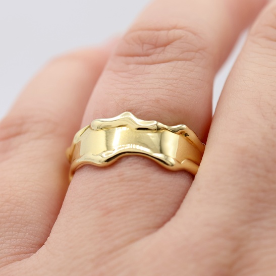 saturna_brede_gouden_ring_met_aangesmolten_randjes_1965536762