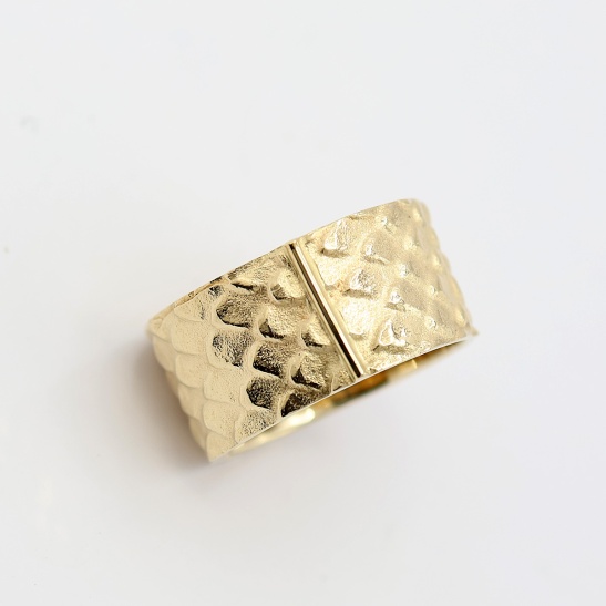 serpenty_18_karaat_geelgouden_luxe_ring_met_slangenprint_bewerking