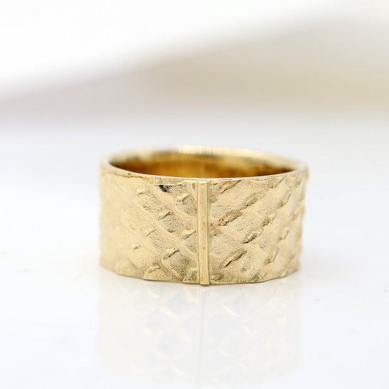 serpenty_gouden_brede_ring_met_slangenprint_structuur_handgemaakt_in_arnhem_in_eigen_atelier
