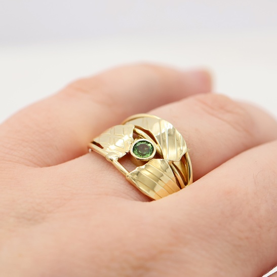 zwaan_gouden_ring_met_structuur_en_groene_chroom_toermalijn