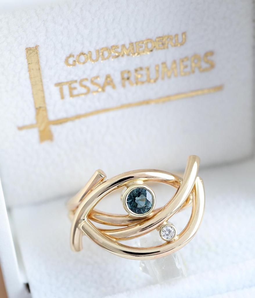 Gouden ring laten maken dierbaar goud met diamant en groene saffier atelier goudsmid Tessa Reijmers Arnhem