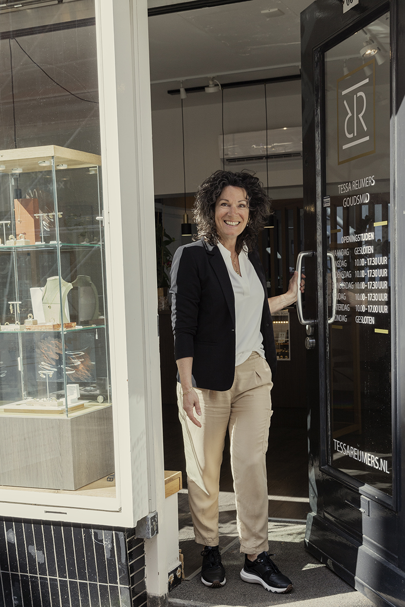 Goudsmid Tessa Reijmers opent de winkeldeur in Arnhem