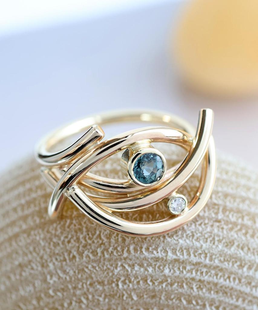 Sieraad laten maken gouden ring mer diamant en groene saffier dierbaar persoonlijk ontwerp door goudsmid Tessa Reijmers atelier Arnhem