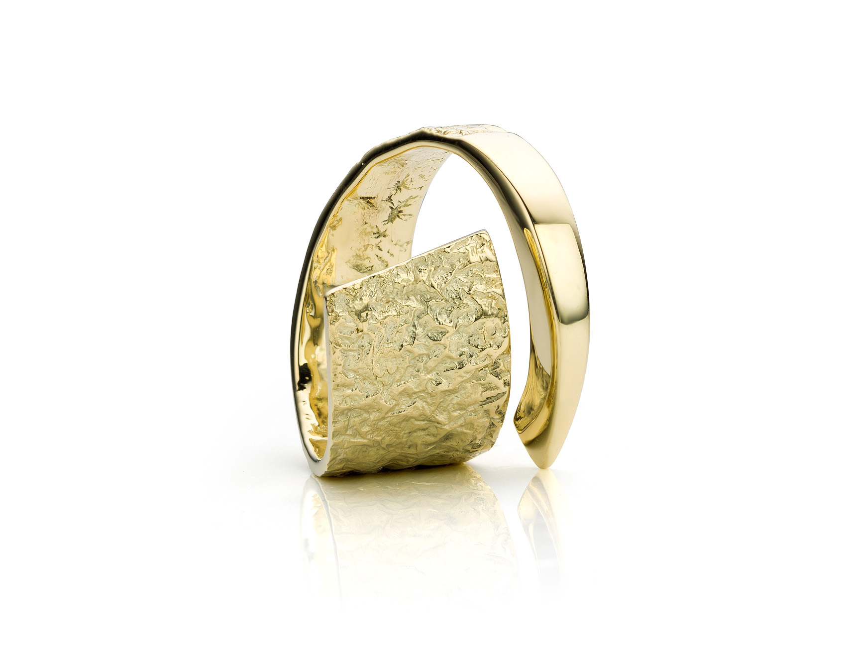 lahar_gouden_ring_met_ruwe_en_gladde_structuur_handgemaakt_goudsmid_tessa_reijmers