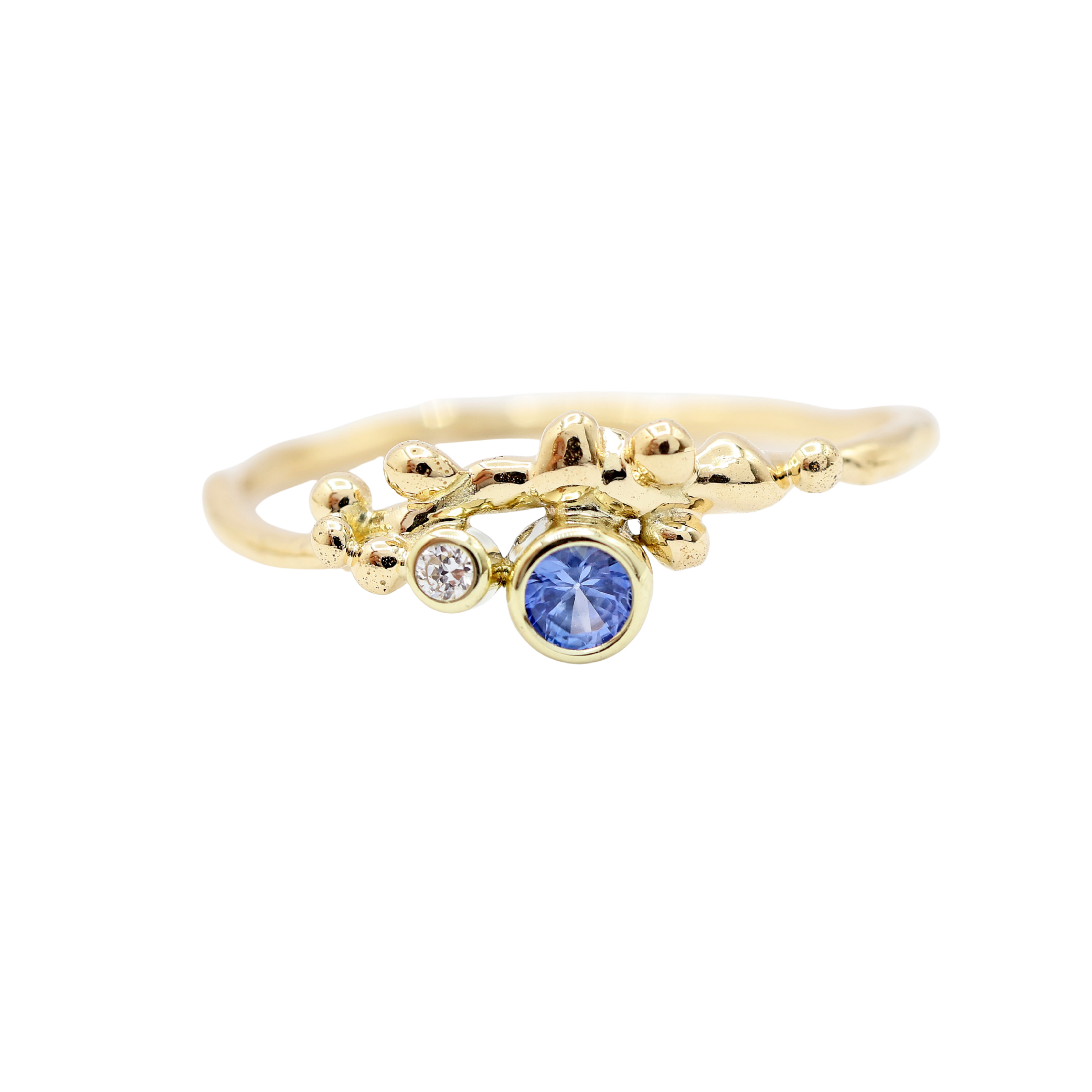 liva_gouden_ring_met_blauwe_saffier_en_diamant_collectie_bien_van_goudsmid_tessa_reijmers_-_bewerkt