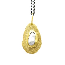 gouden hanger adyra-h2 met Keshi parel sfeerfoto