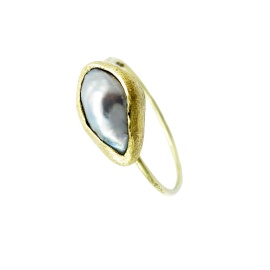 gouden ring adyra-r1 met keshi parel sfeerfoto