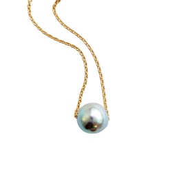 gouden hanger akoy met akoya parel sfeerfoto