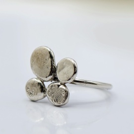 allys_handgemaakte_zilveren_gladde_ring_met_4_elementjes