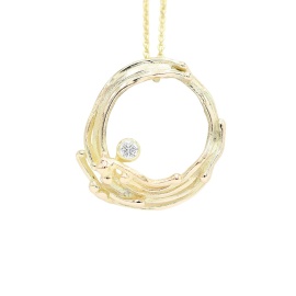 gouden hanger almone goud met diamant en organische vormgeving sfeerfoto