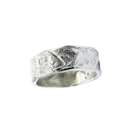 zilveren ring bailys met textuur sfeerfoto