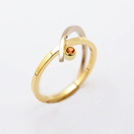 gouden ring beminnelijk met saffier sfeerfoto