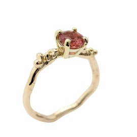 gouden ring bled met roze toermalijn sfeerfoto