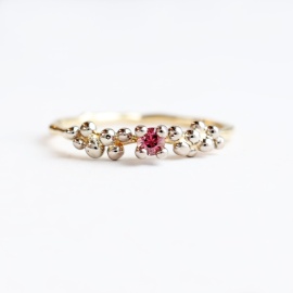 bloei_geelgouden_gereticuleerde_ring_met_witgouden_bolletjes_en_roze-rode_saffier_tessa_reijmers_goudsmid_arnhem