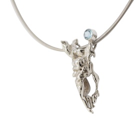 zilveren hanger blue met watergietsel en topaas sfeerfoto
