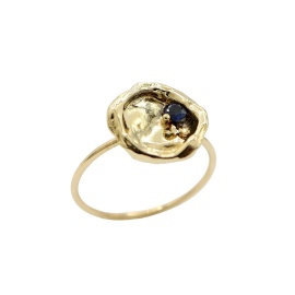 gouden ring brubbel met saffier en watergietsel kuipje sfeerfoto
