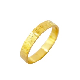 gouden ring chad met hamerslag sfeerfoto