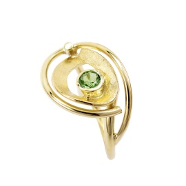 gouden ring charleston met toermalijn sfeerfoto