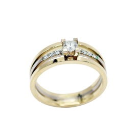 gouden ring cherie met diamanten sfeerfoto
