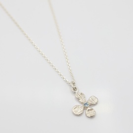 chimmy_zilveren_hanger_bloemetje_met_blauwe_topaas