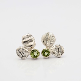 chims_zilveren_oorstekers_plat_ronde_organische_elementjes_met_groene_peridot