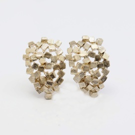 dion_zilveren_oorbellen_met_allemaal_kleine_blokjes_aan_elkaar_zilveren_sieraden_in_oplage_gemaakt_van_bytess