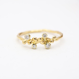 elin_gouden_ring_met_organische_bolletjes_en_vier_lab-grown_diamantjes_uit_collectie_bien_van_goudsmid_tessa_reijmers_arnhem