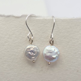 ella_zilveren_oorhaak_met_platte_ronde_parel