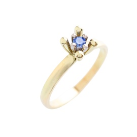 gouden ring erica met saffier sfeerfoto