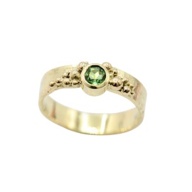 gouden ring erie met groene chroomtoermalijn sfeerfoto