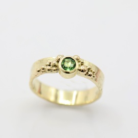 geelgouden_luxe_ring_handgemaakt_in_eigen_atelier_in_arnhem_centrum_door_tessa_reijmers_goudsmid